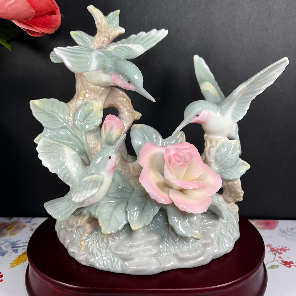 🛑SOLD🛑 Vintage Fluttering HUMMINGBIRDS Ceramic Music Box Plays "Close to you" - Picture 3 of 17